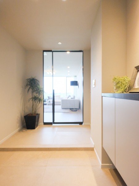 リビングと玄関・ホールを仕切るドアはRaiki製。洗練されたデザインと質感が、空間全体の雰囲気を引き締めます。