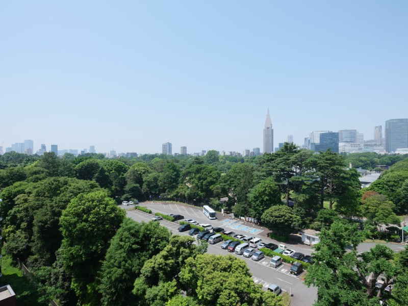 新宿御苑の緑景と新宿のビル群を望める眺望です。のびやかに広がる空が日常になり、至福の時間に包まれる住まいです。