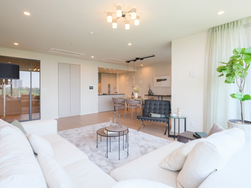 2基の天カセエアコンと床暖房を敷設したので、寒い冬でも快適にお過ごしいただけます。大きな窓からたっぷりの光が差し込み、開放的な空間です。