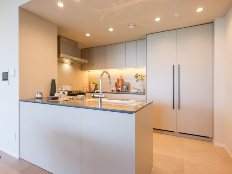 キッチンには大型のビルトイン冷蔵庫・冷凍庫を採用しています。お部屋のデザインに統一感を持たせ、洗練された印象を保っています。