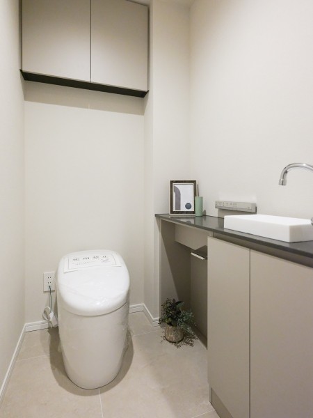 レストルームも上品さが宿る安らぎのスペースです。スタイリッシュなタンクレストイレや手洗い場を備え付け、使い勝手の良い快適な空間です。