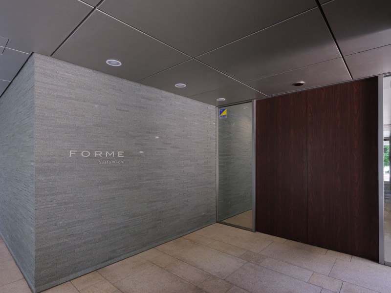 上質な居住空間へやさしく誘うエントランスです。奥行きがあるエントランスは住まう人々のプライバシーを確保しています。