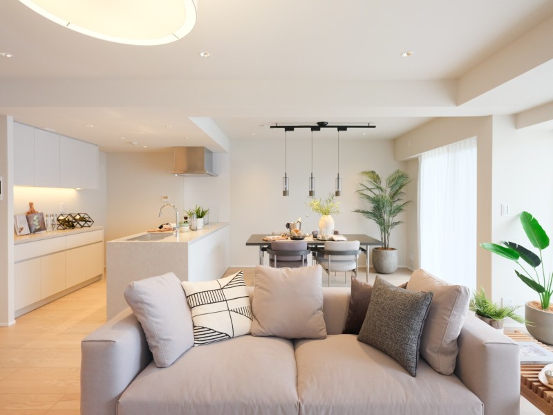 約25.2帖の広さを誇る広々としたLDKは南東向きで陽当たり良好。穏やかな時間に纏われた心安らぐ居住空間です。