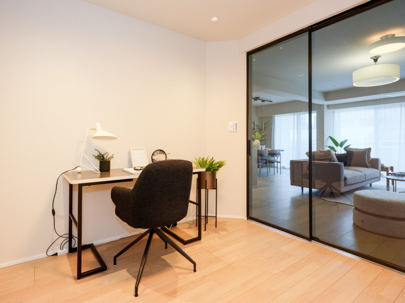 リビングとつながる扉に採用したPanasonicのAirViewは枠の印象もすっきりとしたシームレスな仕上がりです。カラーガラスの扉は程よい落ち着きを演出しています。