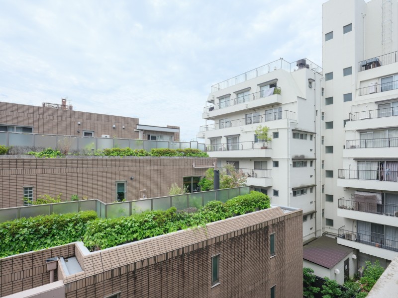 バルコニーからは緑化が垣間見える伸びやかな眺めが広がっています。
