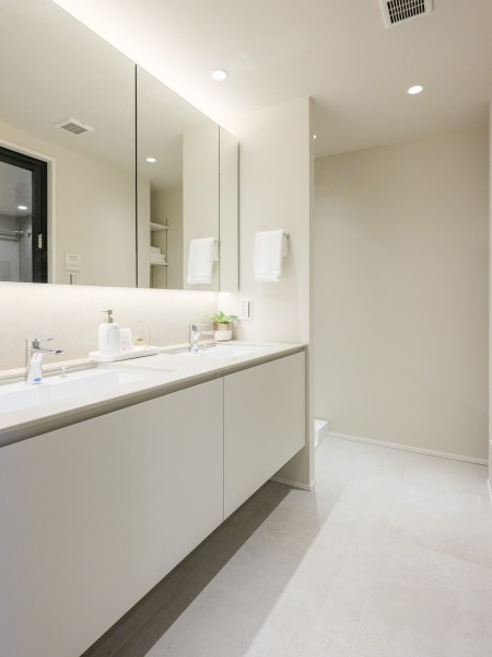 広々とした洗面室にはホテルライクなダブルボウル洗面化粧台を新規設置。朝の準備時間も、夜の入浴後の時間も快適にお過ごしいただけます。