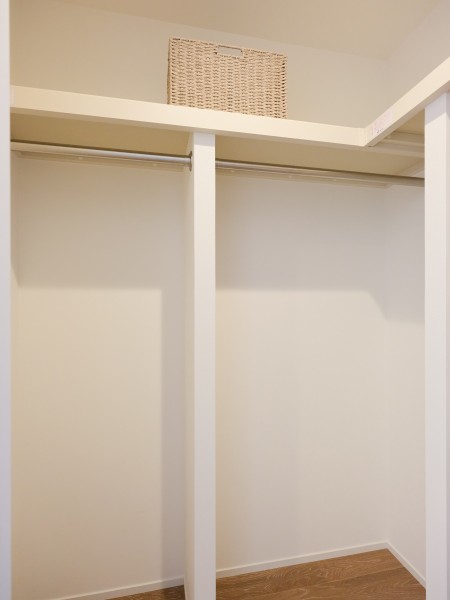 洋室1には頼もしい収納力を誇るウォークインクローゼットがあります。かさばりやすいアウターやオフシーズンの家電など、たっぷり収納できそうです♪