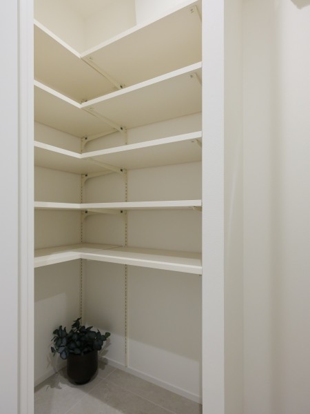 玄関からアクセスできるシューズインクローゼットです。豊富な可動棚付きでシューズはもちろん、アウトドアグッズや雨具なども収納可能です。