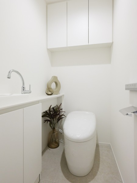 レストルームにはスマートなタンクレストイレ、手洗い場を備え付けました。毎日使う場所だからこそ、清潔感と使いやすさを考慮した空間です。