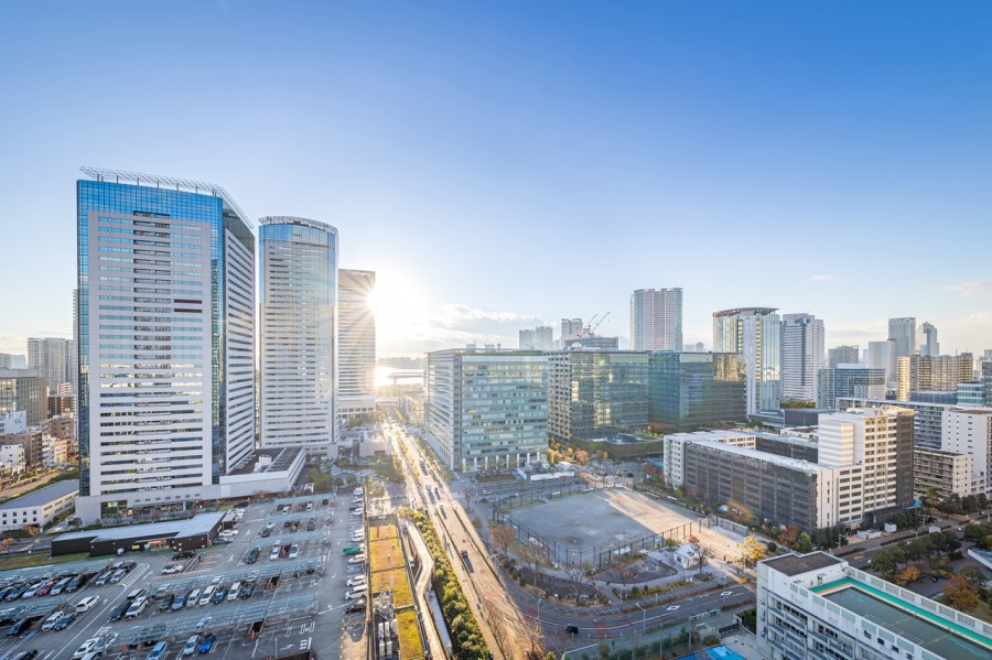 都心の刺激を間近に、ビル群の隙間からのぞく青々とした空を望める眺望です。遠くまで青々と広がる大空を堪能できる眺望を手中におさめる暮らしが叶います。