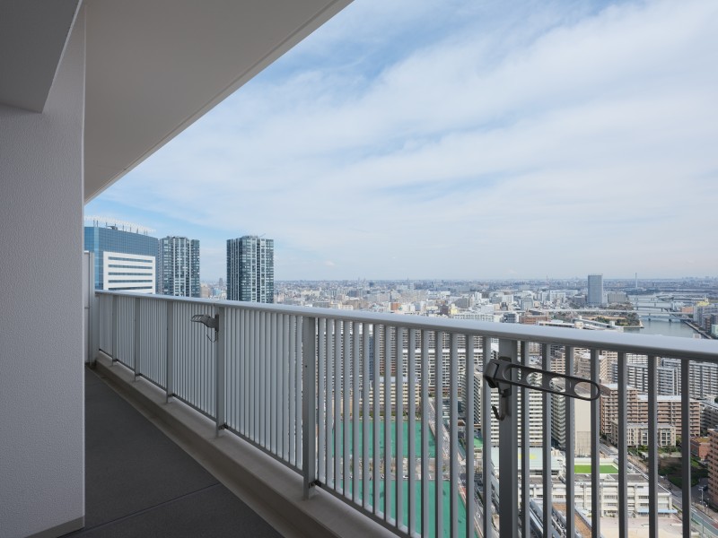 約12m²の広がりを持つワイドスパンバルコニーです。青空と水の潤いを眺めてほっと一息。開放感あふれるリフレッシュスペースです。