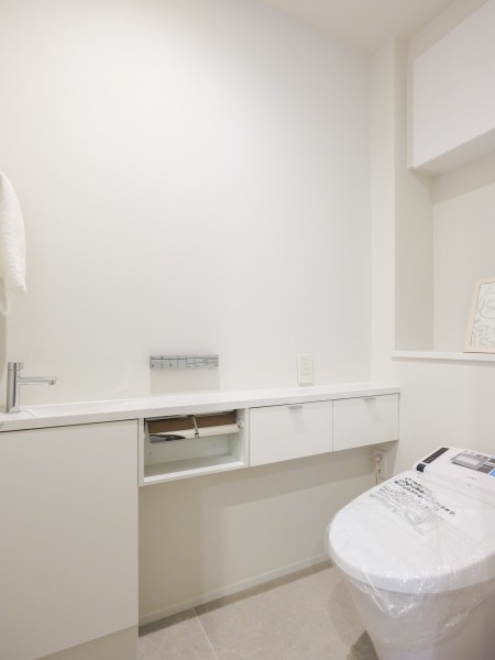 レストルームには洗練されたお部屋にぴったりなスタイリッシュなタンクレストイレを新規設置しました。手洗いカウンターや収納に便利な上部吊戸棚も備え付けです。