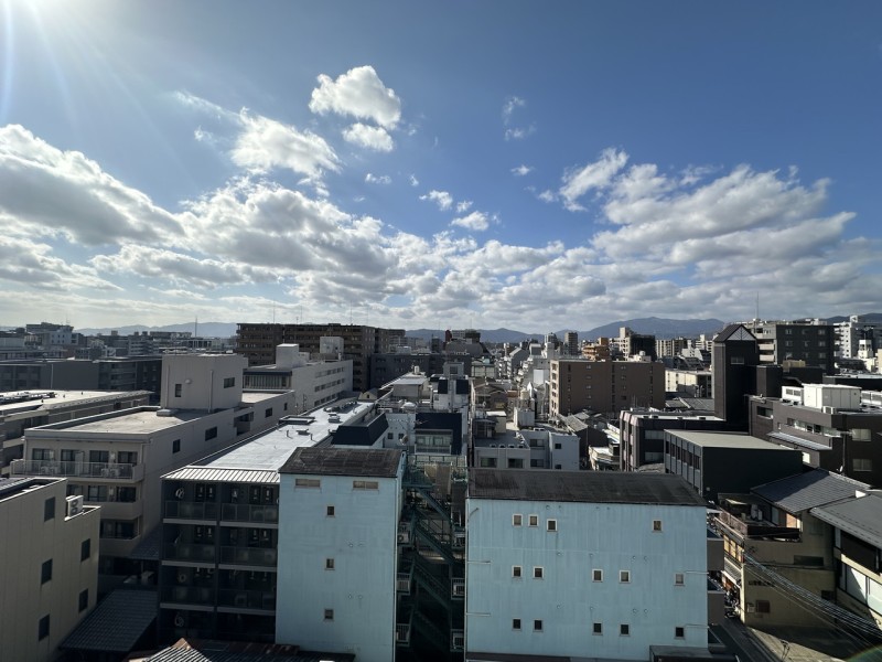 9階部分の北西角住戸につき、眺望・通風良好です。北側の広々としたバルコニーからは京都の夏の風物詩である五山の送り火（大文字）を望む眺望があり、京都らしい景色を楽しめます。（天候による）