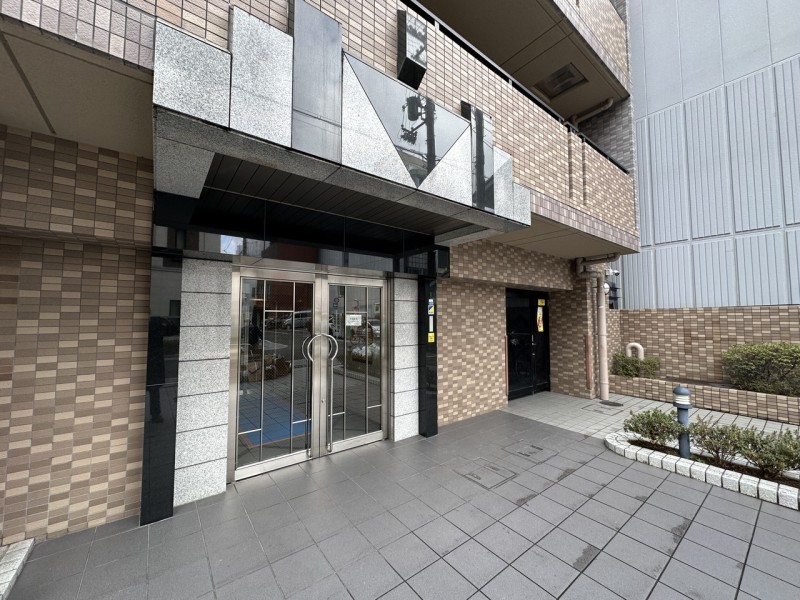 総戸数38戸、平成10年建築のマンションです。近隣にはお買い物施設や飲食店、郵便局などがあり、生活施設が充実しています。歴史的建造物や観光地へのアクセスも良好なので、街の散策も愉しめます。