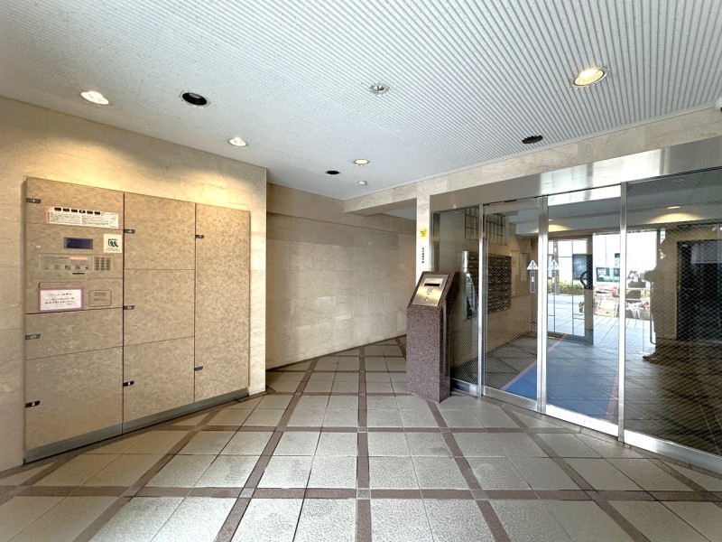 オートロック・宅配ボックスを完備しております。共用部分も綺麗に保たれており、維持管理体制も良好です。全戸角住戸、内廊下設計で居住される方のプライバシーにも配慮しています。