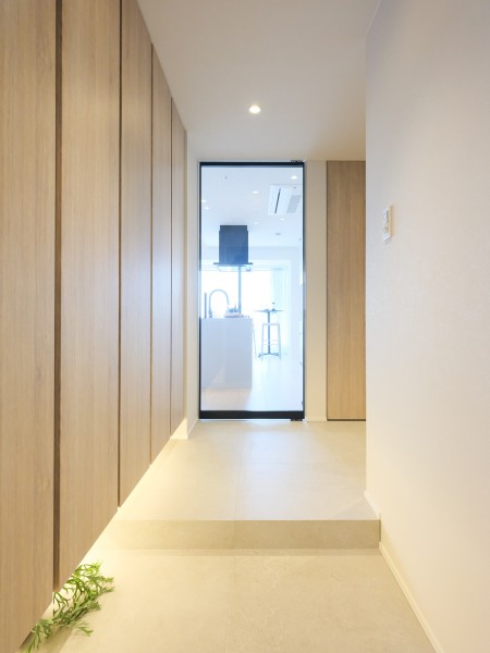 リビングダイニングキッチンからの光を取り込んだ明るい廊下部分です。大切なご家族の「ただいま」「おかえり」が行き交う心温まる空間です。