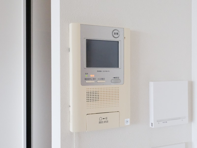 ◆TVモニター付インターホン◆訪ねてきた相手をモニター越しに確認でき、防犯対策に役立ちます。インターホン越しに話をすることが可能です。