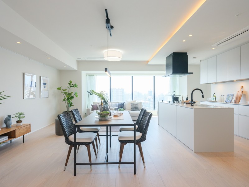 約20.5帖の広々としたリビングダイニングキッチンです。床暖房が敷設されており、大切なペットといっしょに快適な暮らしが叶います。