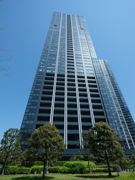 24時間有人管理の管理体制の良いタワーマンションです。オーナーズラウンジ、スカイラウンジ、シアタールームなど充実の共用施設を誇ります。