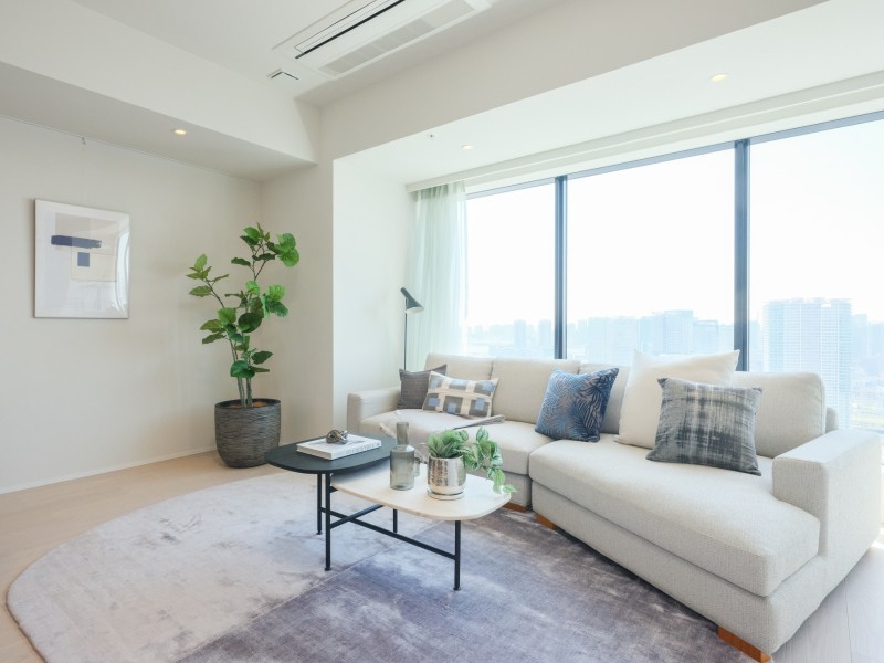 46階の高層住居です。遮るもののない西向きの窓からたっぷりの光を招き、やすらぎに包まれたリビングダイニングキッチンです。