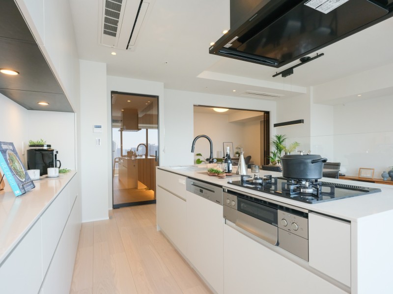 快適な機能とデザイン性が魅力の田中工藝製システムキッチンです。ついゲストを招きたくなるような、自慢のお部屋になりそうです。