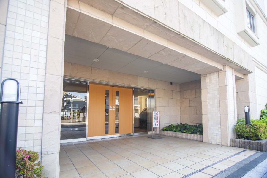 定期的なメンテナンスが行われ綺麗に保たれたエントランスです。