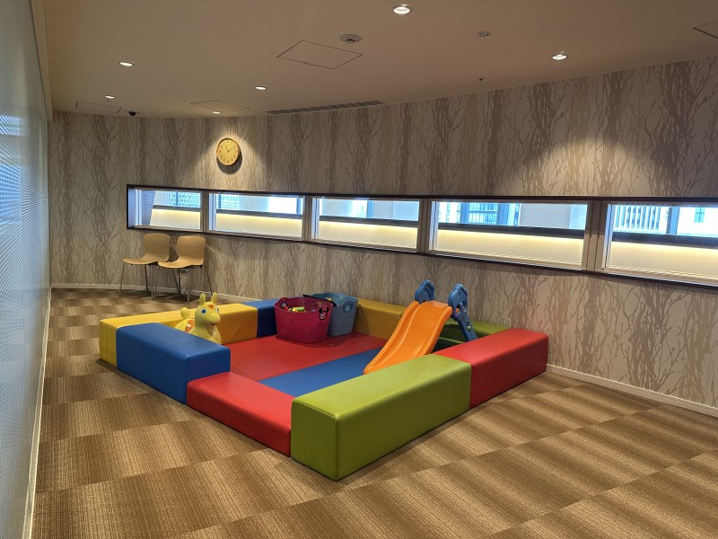 共用スペースにはキッズスペースがあります。雨の日など外に出かけることが難しい時も嬉しい設備が整っています。