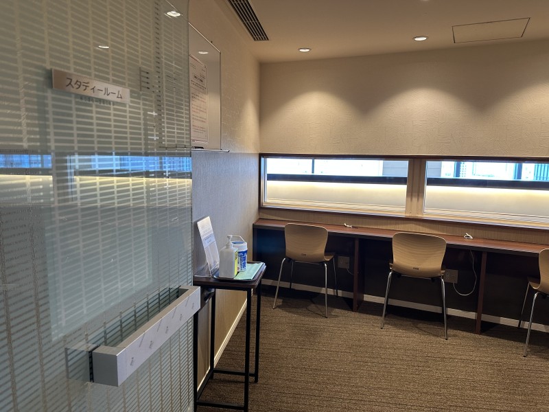 居住者の方はスタディルームをご利用いただくこともできます♪落ち着いて作業がしたい時なども活用いただけそうな便利スペースです。