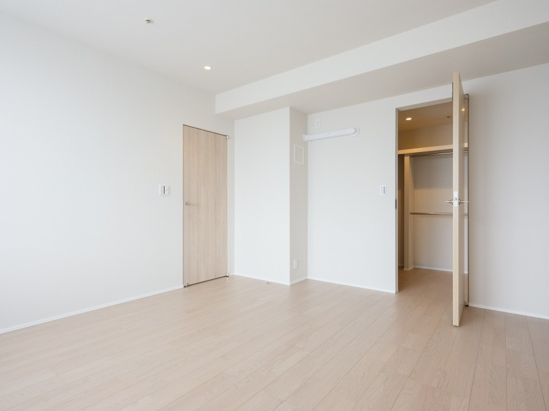 洋室1には頼もしい収納力を誇る大型のウォークインクローゼットがあります。かさばりやすいアウターやオフシーズンの家電など、たっぷり収納できそうです。