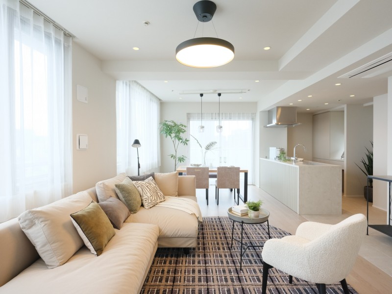 約18.8帖の広々としたリビングダイニングキッチンです。こだわりを重ねた内装が気品溢れる雰囲気を演出し、住み続けるほどに味わいが深まります。