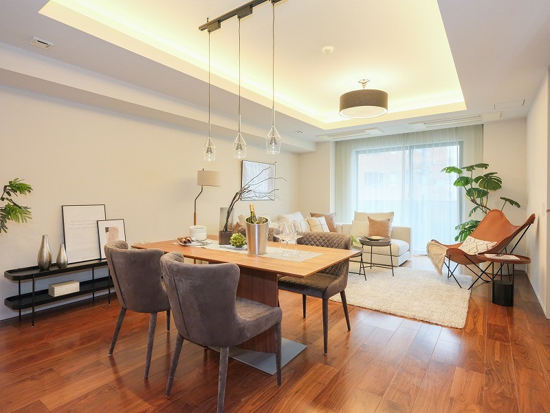 約16.8帖のリビングダイニングです。床暖房や天カセエアコンにより、1年中快適にのびやかにお過ごしいただける住まいです。