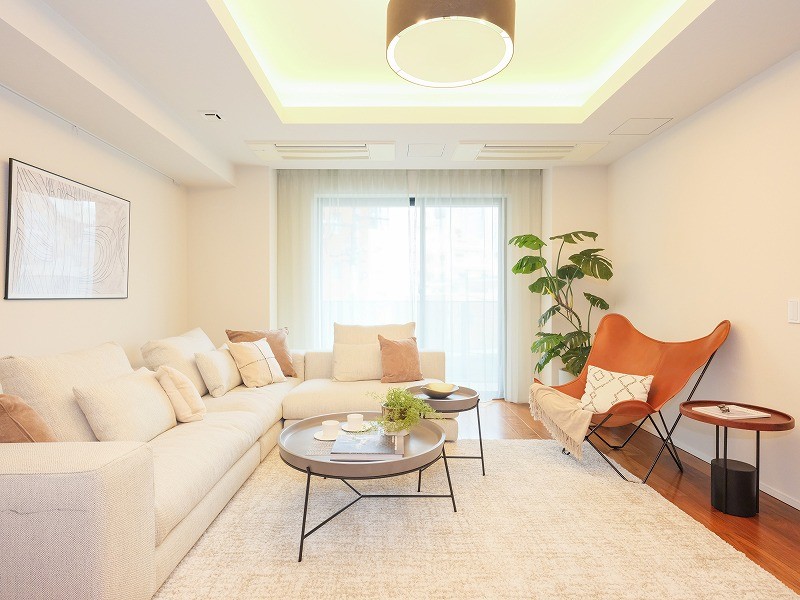 折り上げ天井にダウンライトが設置されたおしゃれなリビングダイニングです。ピクチャーレールが設置されており、壁を傷つける心配なくアートやグリーンを飾れます。