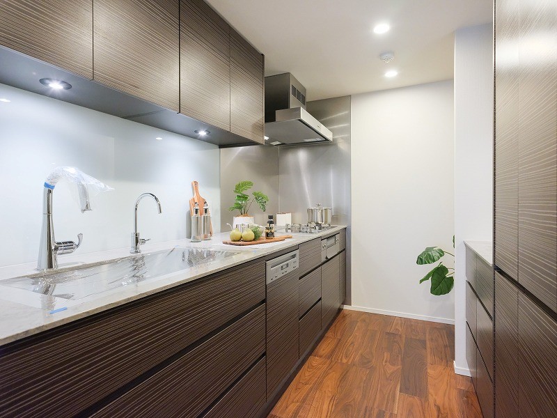 約4.7帖ある快適な機能が充実したシステムキッチンです。ガラストップのガスコンロは油汚れも簡単に落とせます。