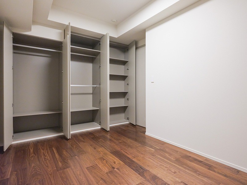 洋室1には間口の広いクローゼットを備え付けています。たっぷりと荷物を収納でき、居住空間は広くお使いいただけます。