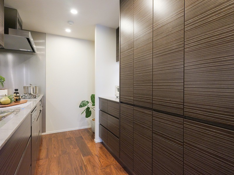 キッチン背面にはカップボードが備えられています。調理家電や食器などをおしゃれにディスプレイできます。食品、調味料なども収納できる便利スペースです。