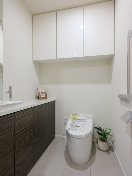 レストルームにはスマートなタンクレストイレを備え付けました。毎日使う場所だからこそ、清潔感と使いやすさを考慮した空間です。