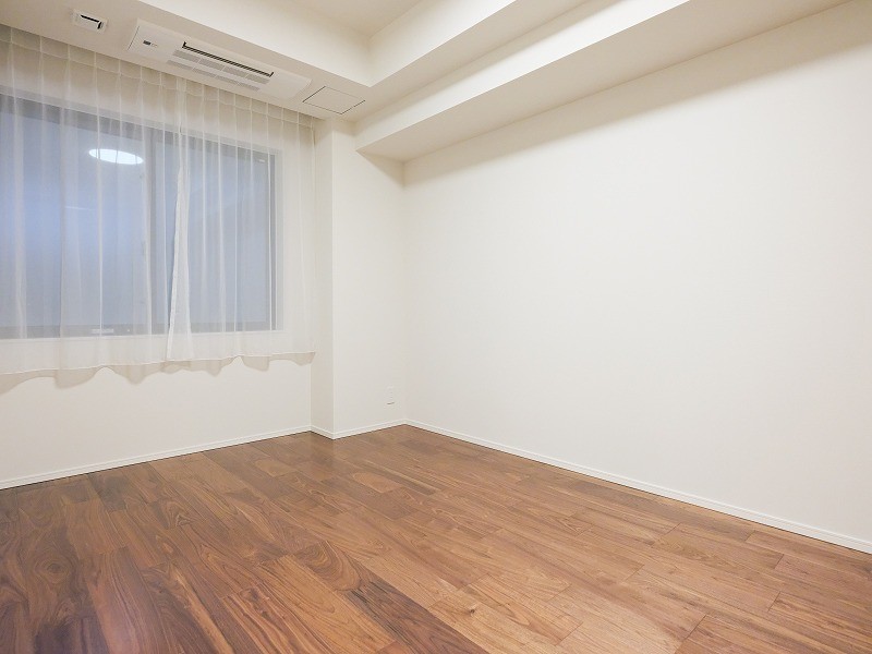 約7.2帖の洋室1です。床暖房や天カセエアコンが備えてあり、心地よい空間です。リビングから一番遠く、プライベート性が高いお部屋です。