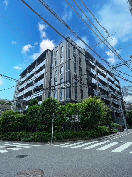 「渋谷区南平台町」アドレスに佇むマンションです。複数駅・複数路線が利用でき、アクセス便利な住環境です。