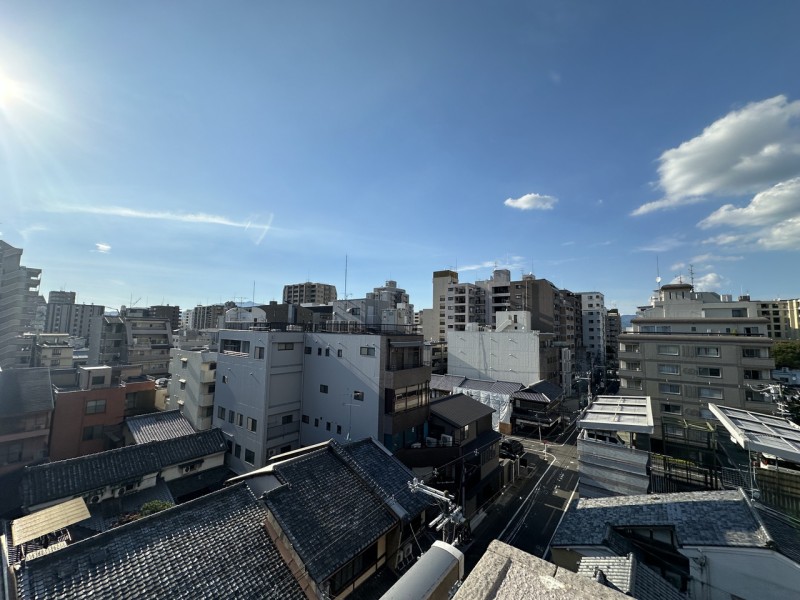 6階部分の東・西・北の三方角住戸につき、眺望・通風良好です。京都ならではの風情を感じられる立地で、古都の風情を感じる街並みと時間と共に変化する大きな空の眺めを感じられます。