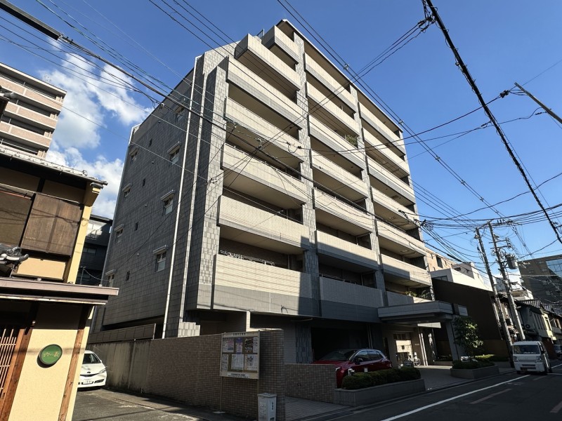 平成１５年建築、総戸数３７戸のマンションです。地下鉄烏丸線、東西線の烏丸御池駅から徒歩６分、その他阪急線や地下鉄二条城前駅も利用可能な立地で、日々の通勤や通学に便利です。