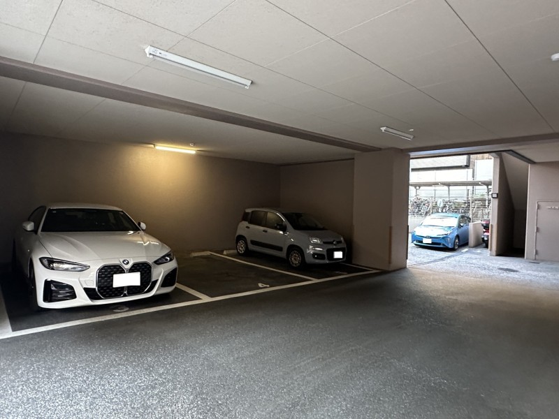 平面駐車場専用使用権付です。屋根付きですので大切なお車も傷みにくく、雨の日の乗り降りもしやすく便利です（サイズ制限あり）。エントランスアプローチにはホテルのような車寄せスペースもあり、ご家族の乗り降りもスムーズに行えます。