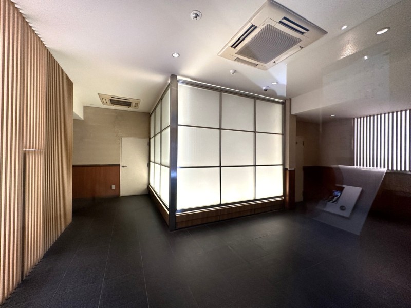 オートロックに宅配ボックス完備のエントランスホールです。防犯カメラも設置済みでセキュリティ面でも安心です。格子の装飾と石貼のエントランスが京都らしさを感じさせてくれます。