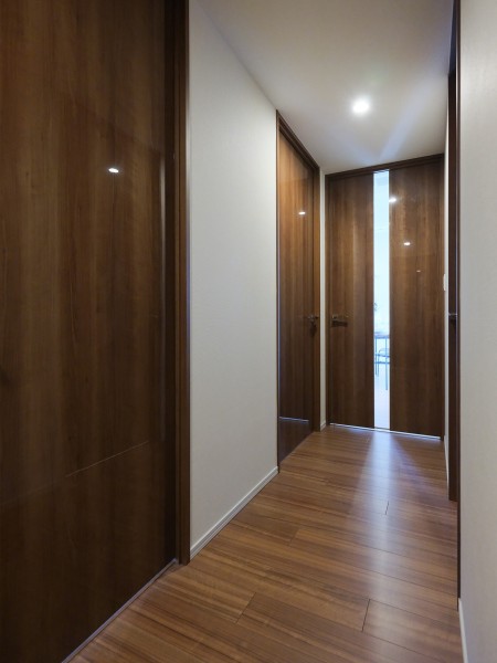 ダイニングからの光を取り込んだ明るい廊下部分です。大切なご家族の「ただいま」「おかえり」が行き交う心温まる空間です。