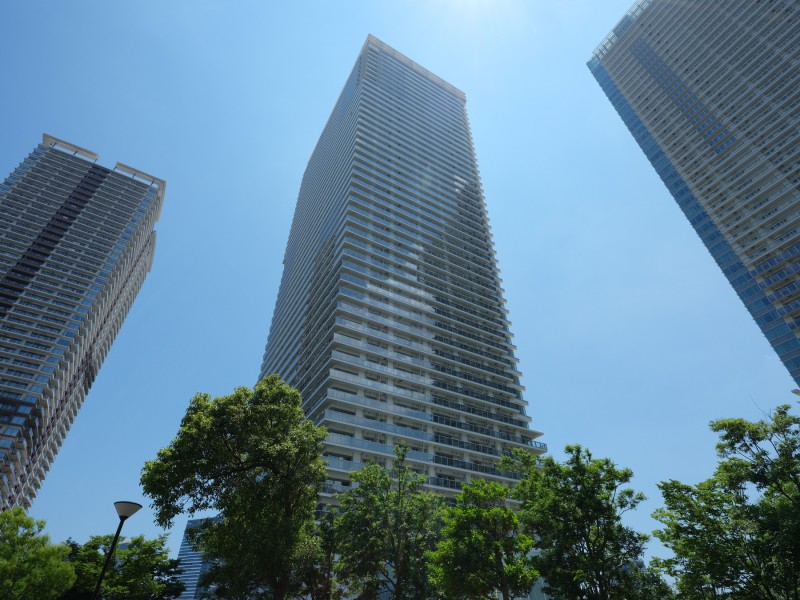 都心の水辺に映える「晴海」のランドマークレジデンスです。2016年築、三菱地所レジデンス旧分譲、総戸数861戸のビッグコミュニティー。マンション専用のシャトルバスがあり、『東銀座』や『銀座』などにも快適にアクセスできます。