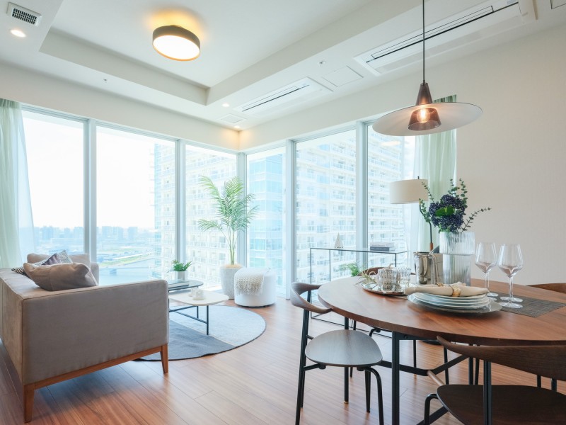 2面採光の大きな窓からたっぷりの光が差し込み、開放的なリビングダイニングです。心地よい光で満たされ、穏やかな空気に包まれた居住空間です。