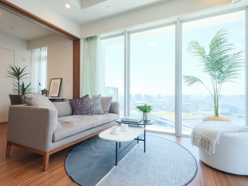 運河を望み、水の潤いと爽快感を感じるリビング。『日常』という大切な時間を豊かに、快適にお過ごしいただける空間です。床暖房を敷設しているので、１年中快適にお過ごし頂けます。