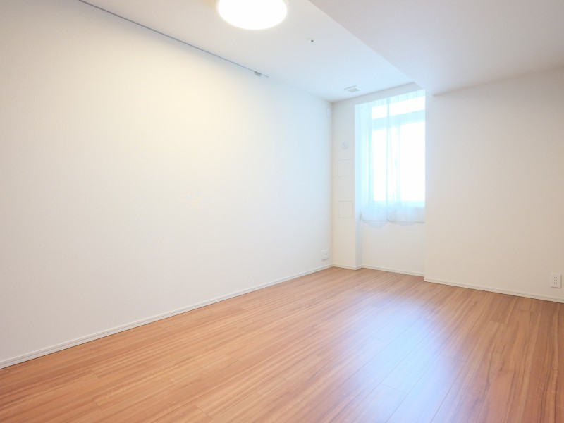 約8.0帖の洋室1はリビングから一番遠く、プライベート性が高いお部屋です。頼もしい収納力を誇るウォークインクローゼット付きなので、居室部分を広々とお使いいただけます。