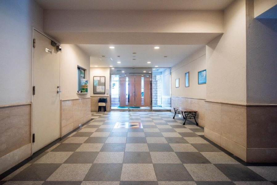 清潔に保たれたマンションエントランスロビー。爽やかな光と風を採り入れ、グレードの高さを誇っています。