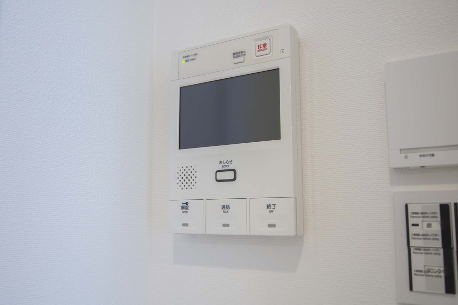 ◆TVモニター付インターホン◆訪ねてきた相手をモニター越しに確認でき、防犯対策に役立ちます。インターホン越しに話をすることが可能です。