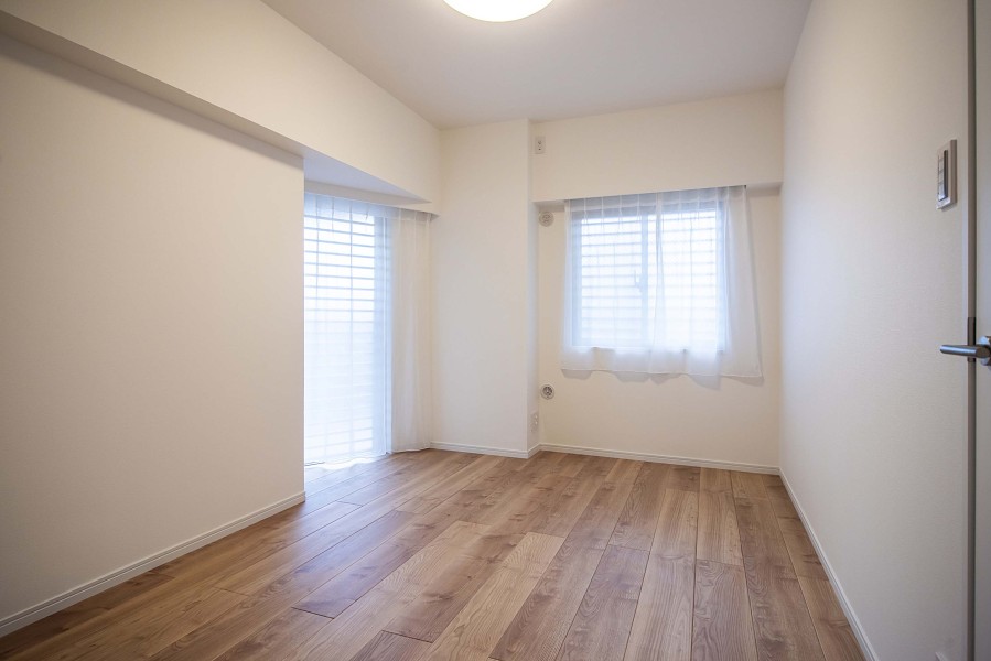 洋室1は主寝室にぴったりなゆとりあるお部屋です。穏やかな自然光が注がれ、過ぎゆく時間をのんびりと感じることができる空間です。